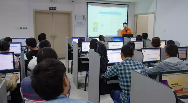 明月迎中秋，奧鵬寄思念