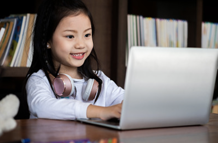 “宅家”一個(gè)月，近視一百度？學(xué)習(xí)網(wǎng)課時(shí)如何科學(xué)護(hù)眼、防控近視，官方專家宣講團(tuán)來(lái)支招啦！ | 特別關(guān)注