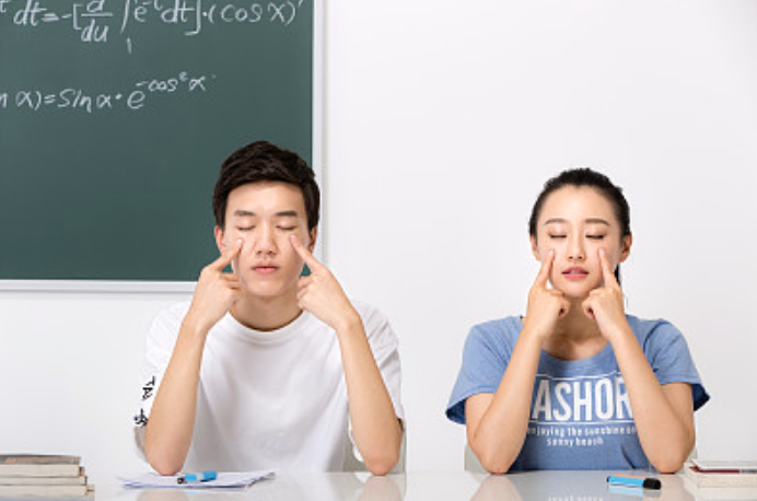 “宅家”一個(gè)月，近視一百度？學(xué)習(xí)網(wǎng)課時(shí)如何科學(xué)護(hù)眼、防控近視，官方專家宣講團(tuán)來(lái)支招啦！ | 特別關(guān)注